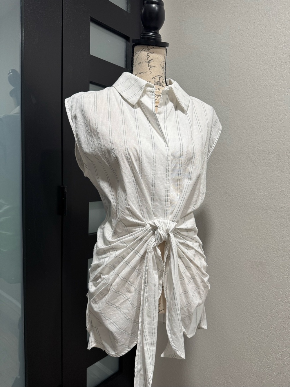 NWT Sleeveless White Tie-Front Button-Up Top